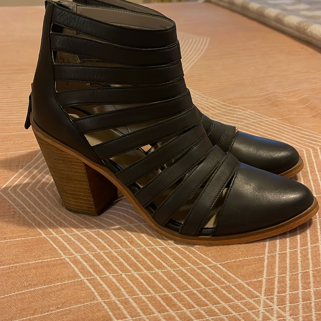 Hinge Botties